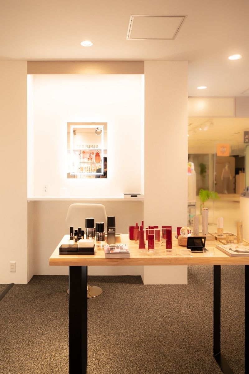 静岡県産桧を天板に使用した接客カウンターと卓上ミラー