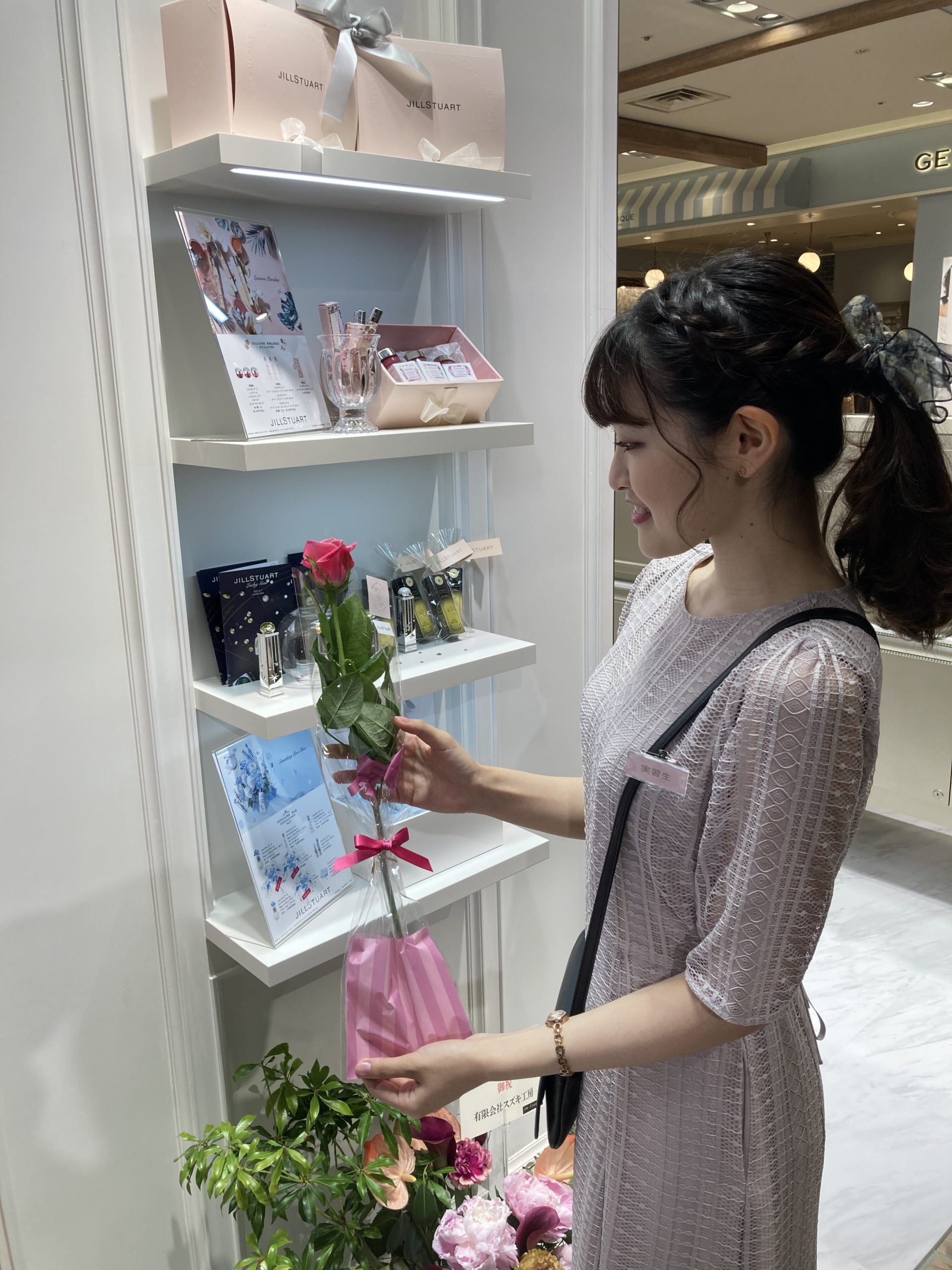 スタッフが静岡県産のバラを一輪手渡しする様子